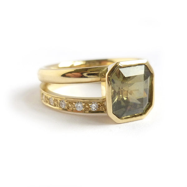 Handmade 18ct gold ring with 2.50ct octagonal olive‑green sapphire