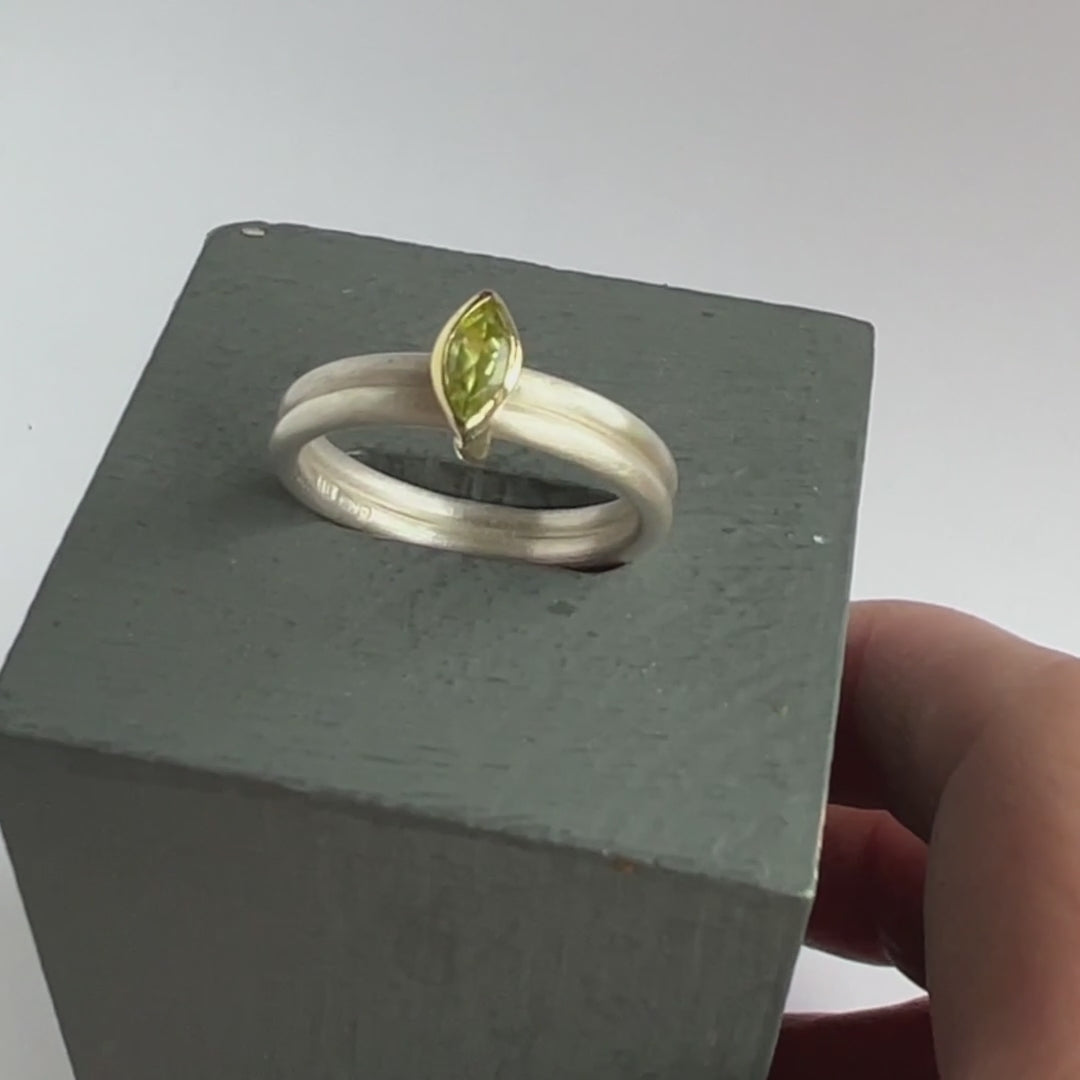 Handmade Natural Peridot 925 Sterling Silver Ring - Solitaire With Accents - RVS222
