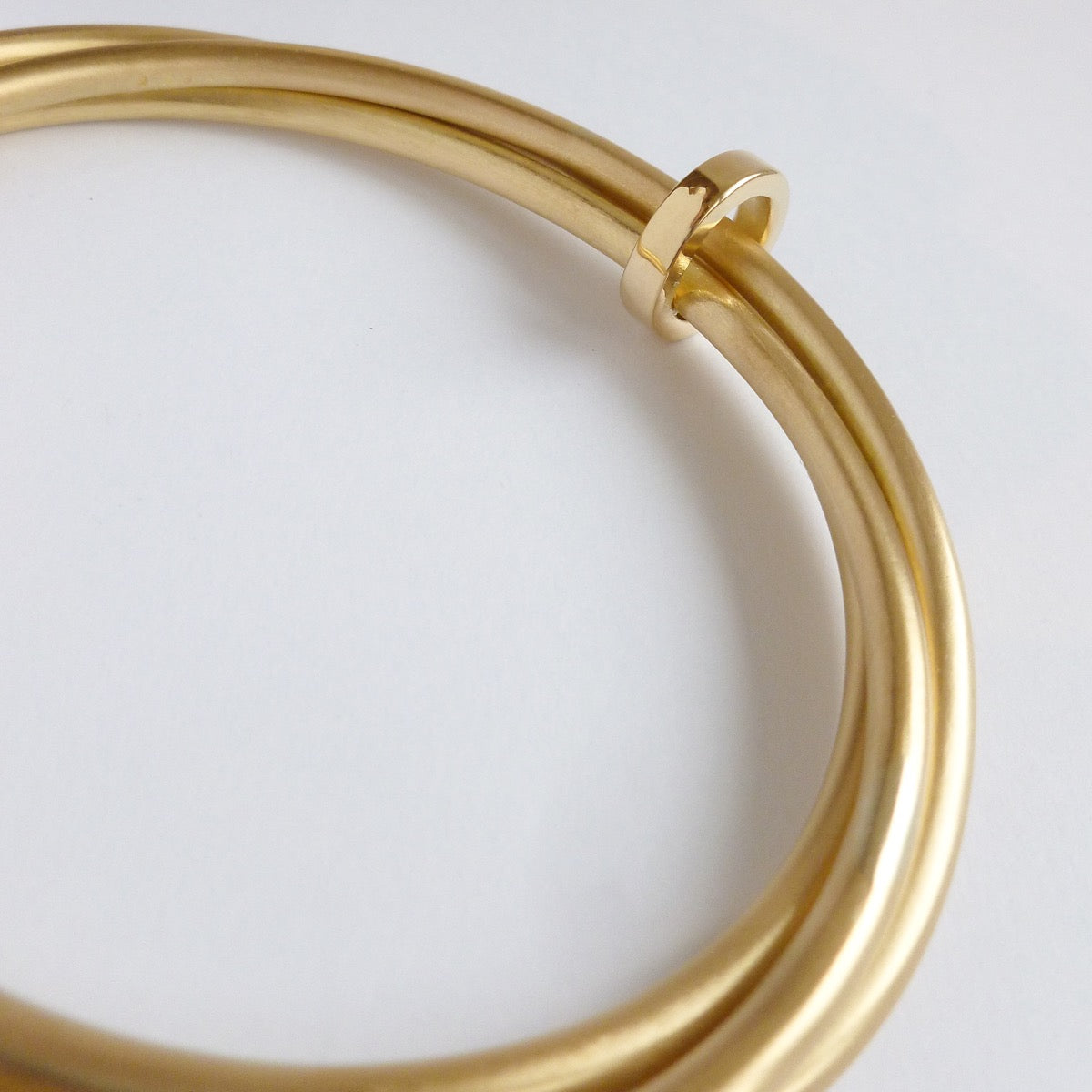Contemporary solid 18ct yellow gold bangle