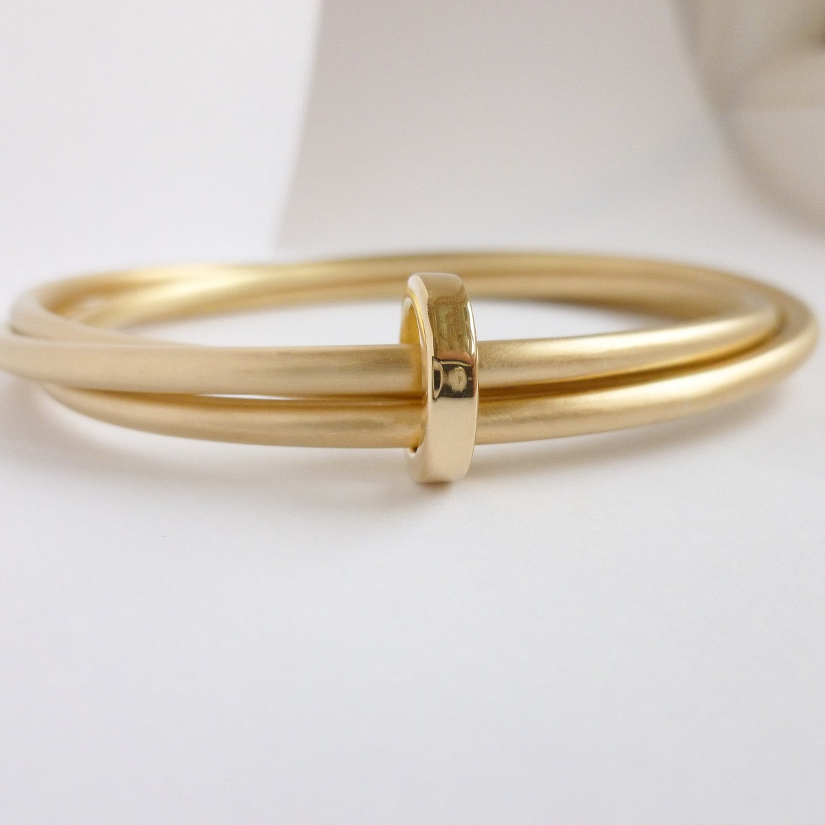 Contemporary solid 18ct yellow gold bangle