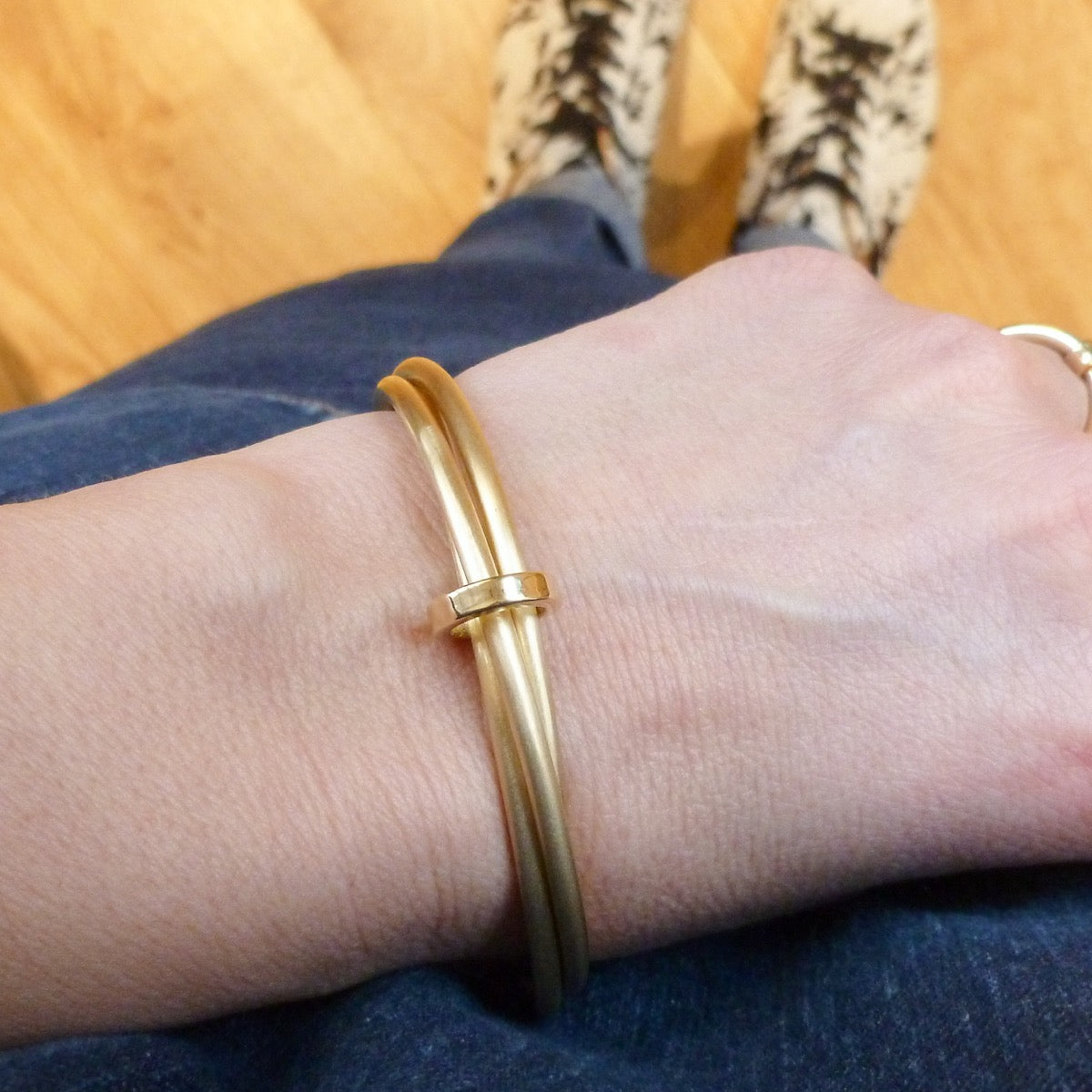 Contemporary solid 18ct yellow gold bangle