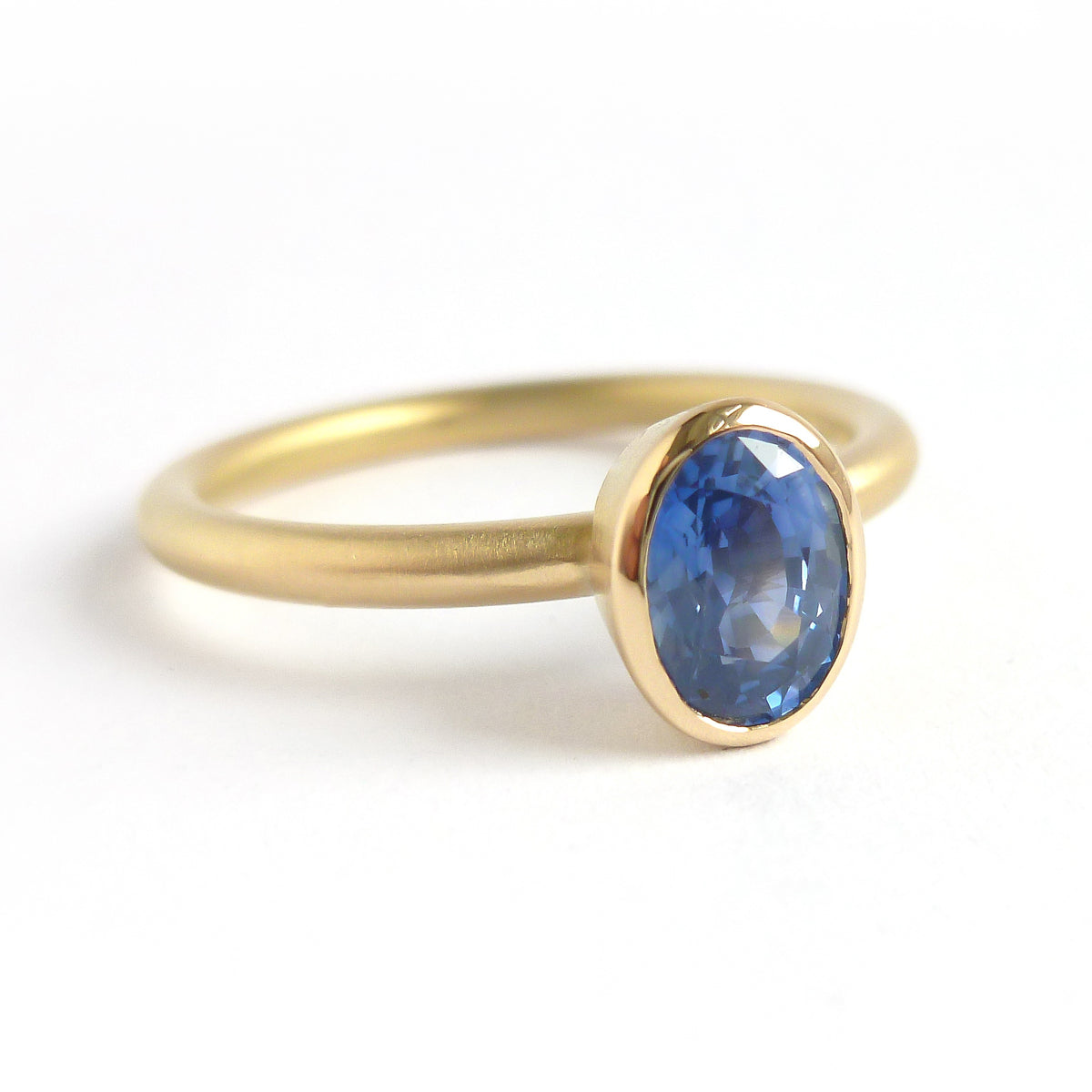 Contemporary bespoke 18ct 18k gold ring oval blue sapphire Sue Lane 