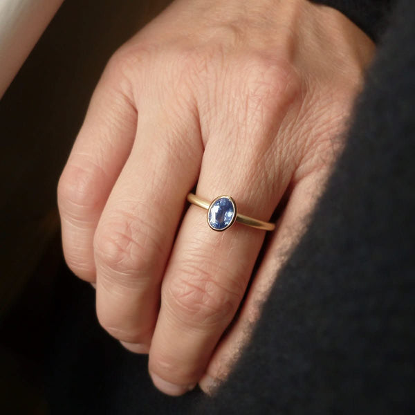 Contemporary bespoke 18ct 18k gold ring oval blue sapphire Sue Lane 