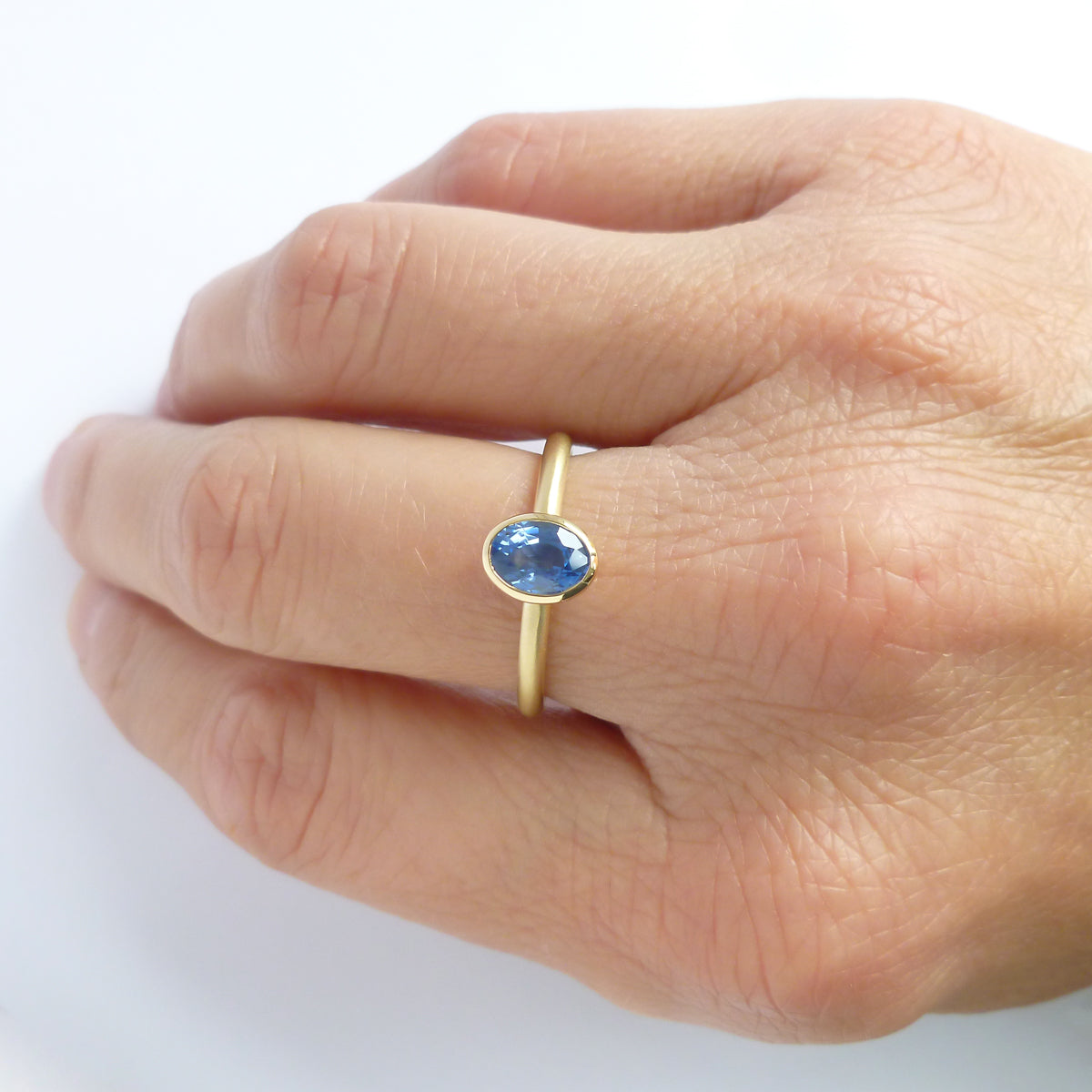 Contemporary bespoke 18ct 18k gold ring oval blue sapphire Sue Lane 