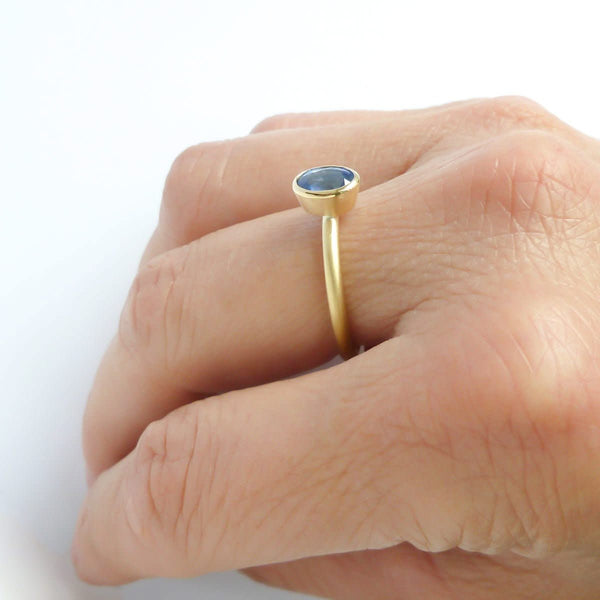 Contemporary bespoke 18ct 18k gold ring oval blue sapphire Sue Lane 
