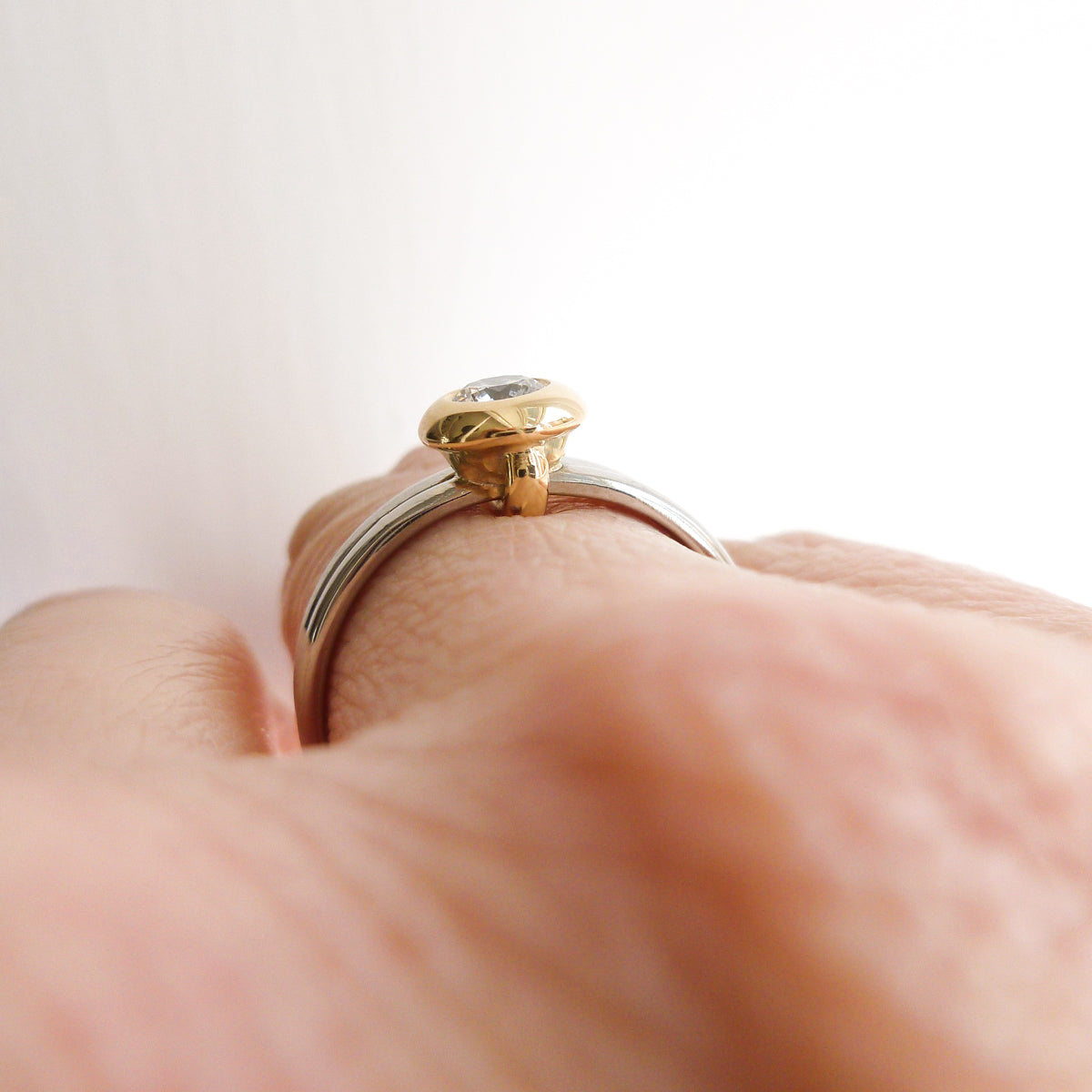 Contemporary jewellery engagement ring. Remodelling commissioning.