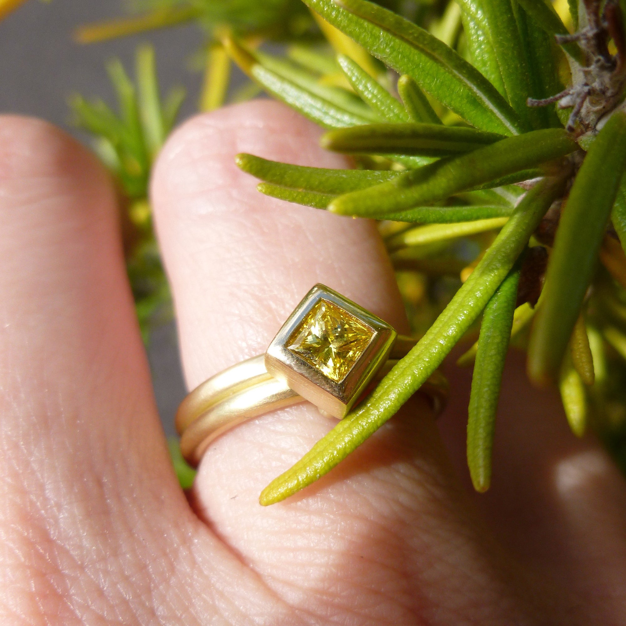 18ct Gold and Yellow Diamond Ring