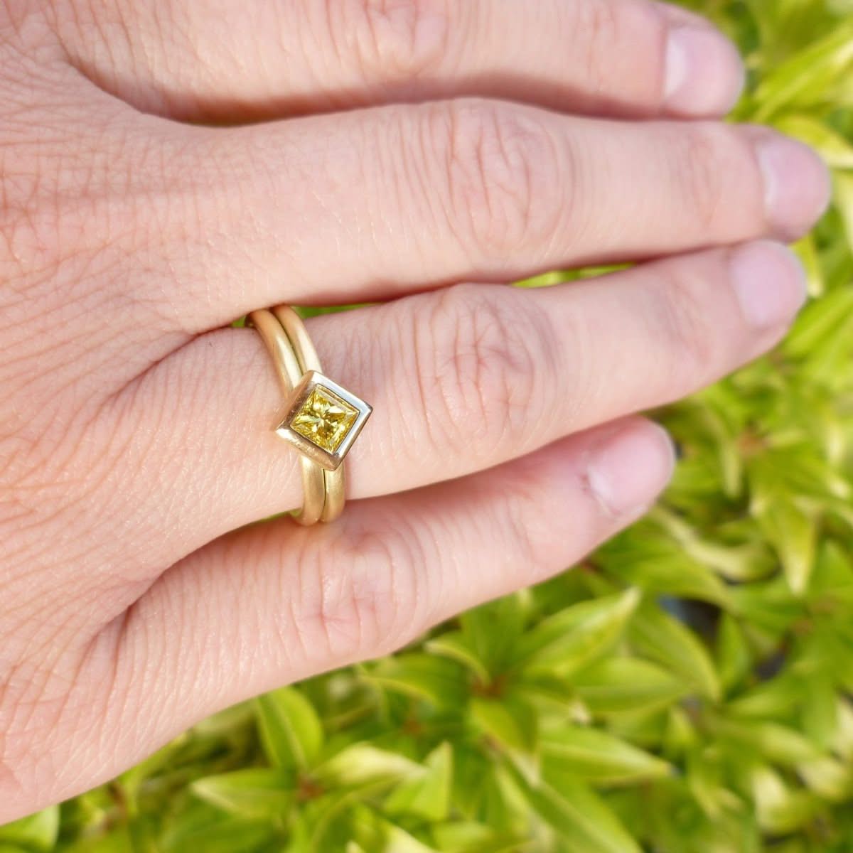 18ct Gold and Yellow Diamond Ring